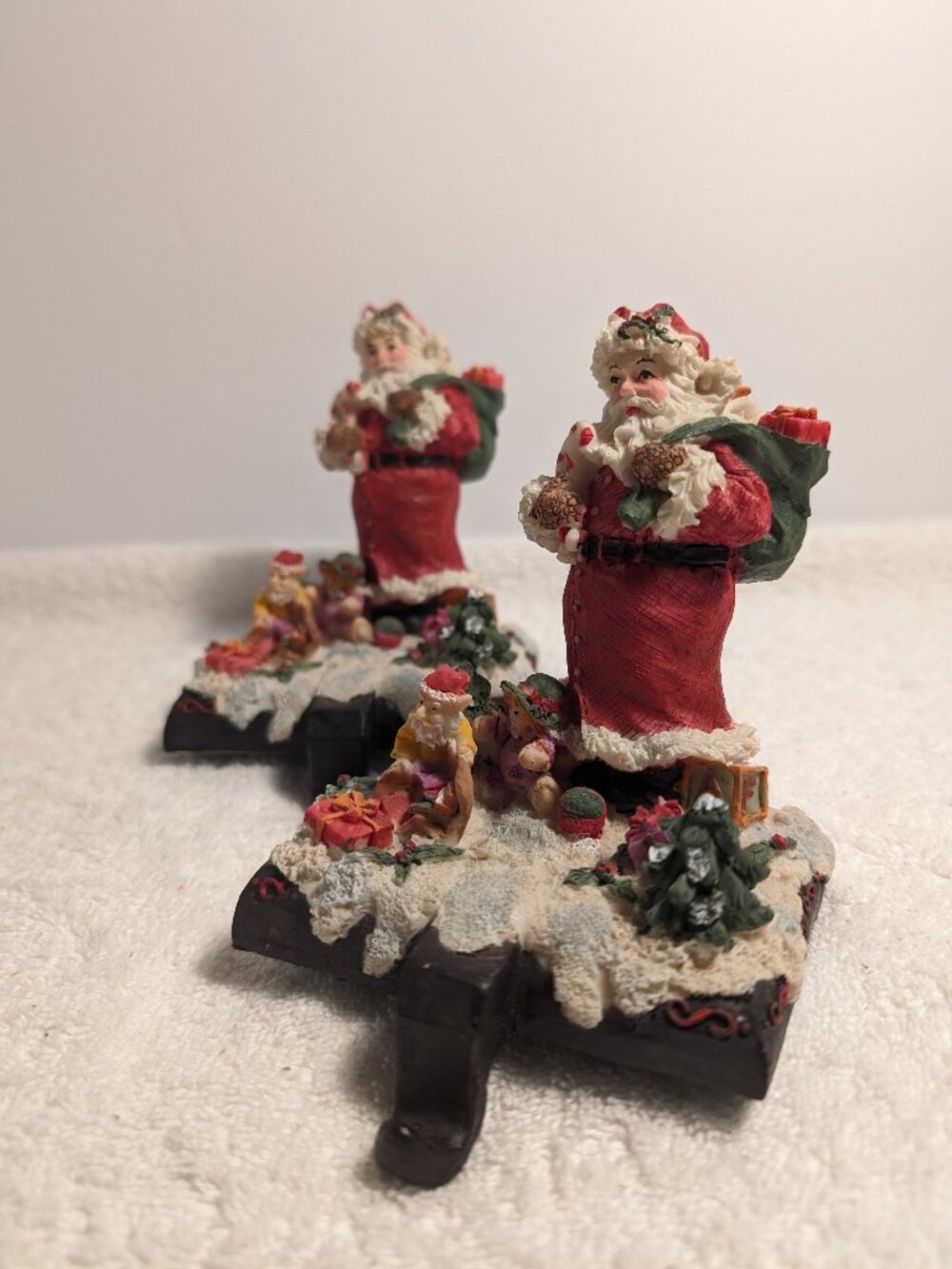 VINTAGE SANTA CHRISTMAS STOCKING HOLDER HANGER FIGURINE SET OF 2